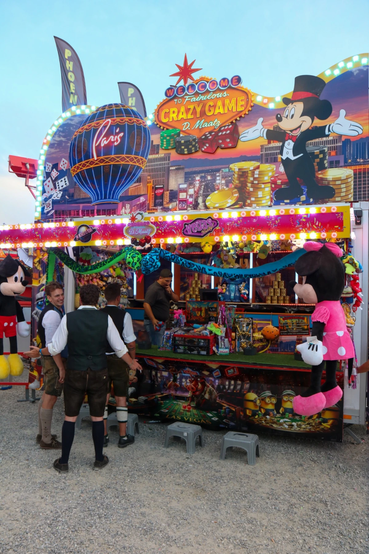 Originalaufnahme von Crazy Game mit Besuchern auf dem Festplatz