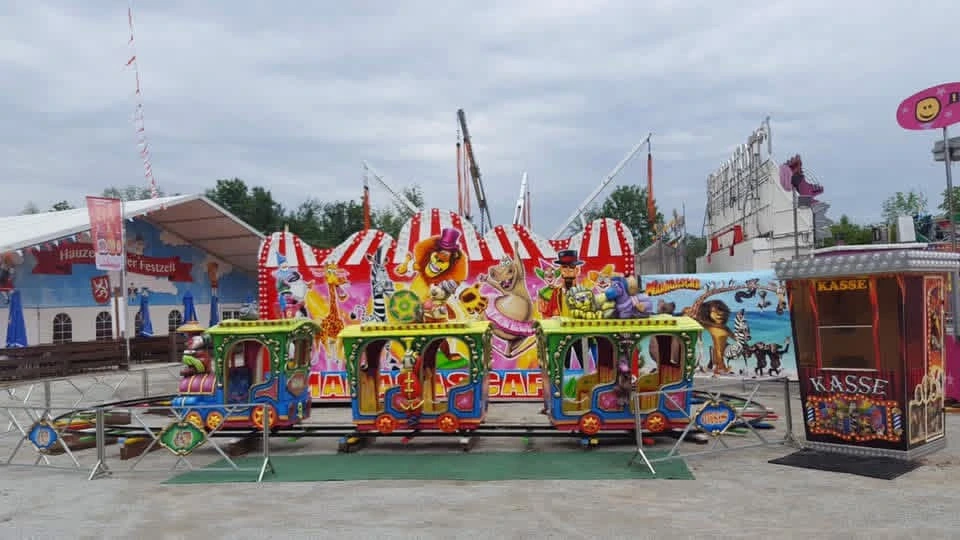 Seitenansicht der Kindereisenbahn mit zugehörigem Kassenhaus